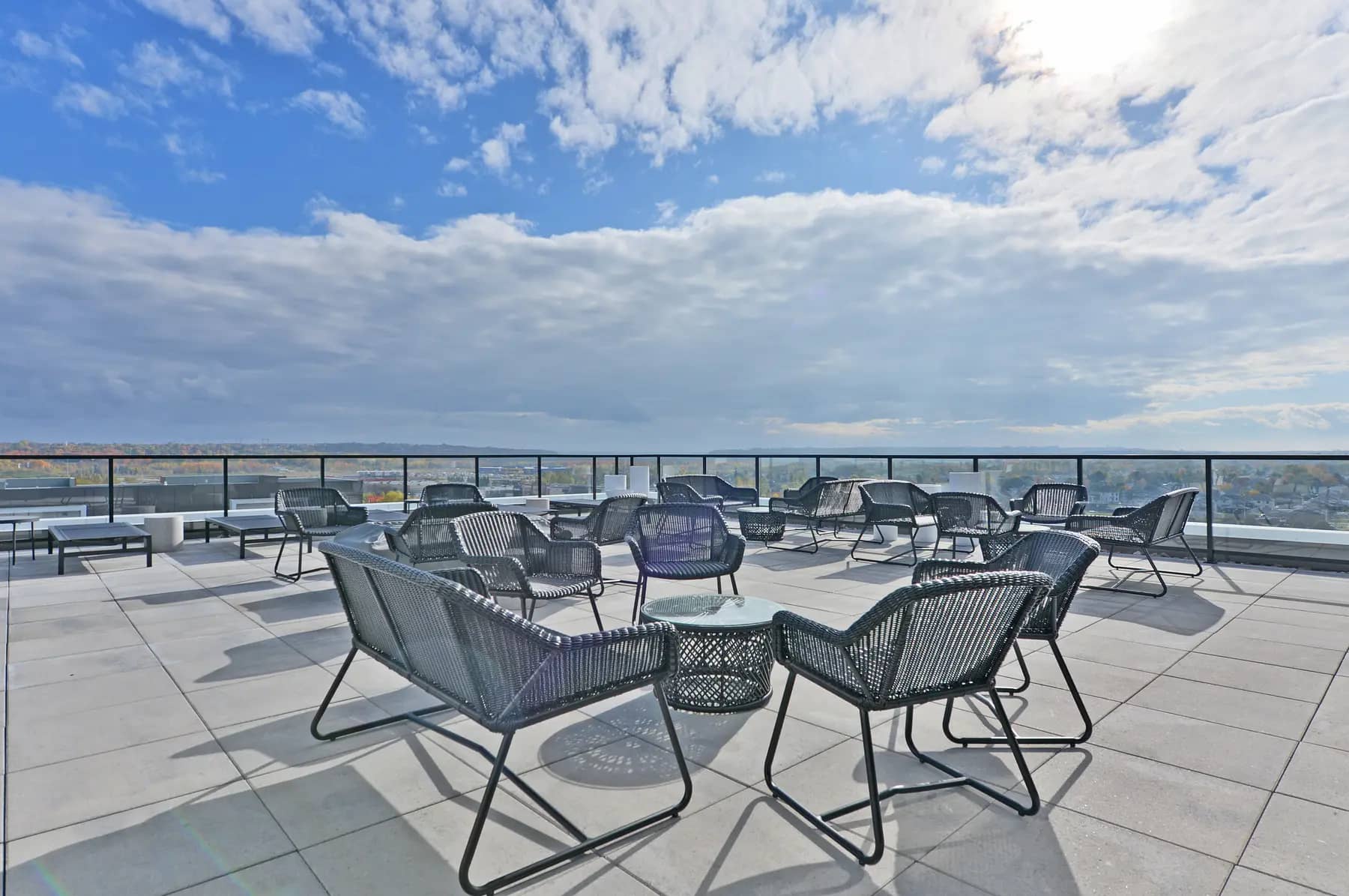 Vue de la terrasse du toit de l'appartement Le Jules-Verne / View of roof top patio at Le Jules-Verne Apartment