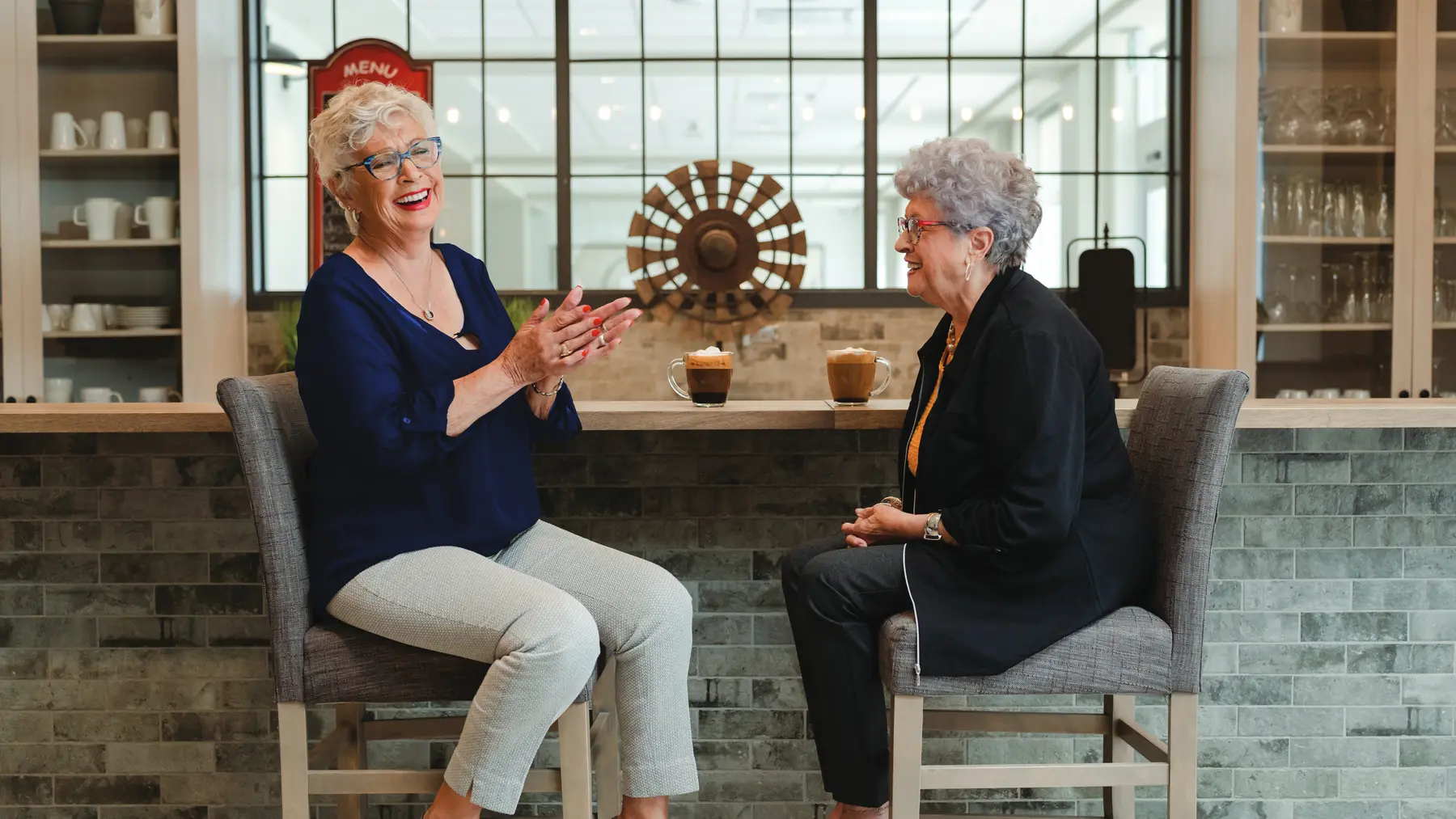 Senior women are happily chatting while having some coffee / Des femmes âgées discutent joyeusement autour d'un café