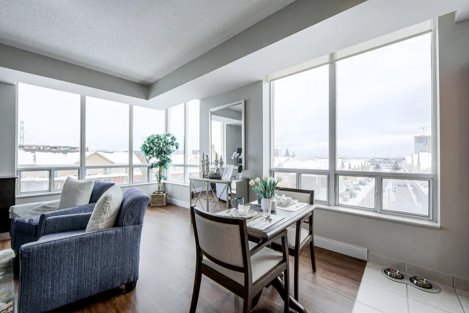 Living room and in suite dining area at Chartwell Pickering City Centre / Salle de séjour et salle à manger à Chartwell Pickering City Centre