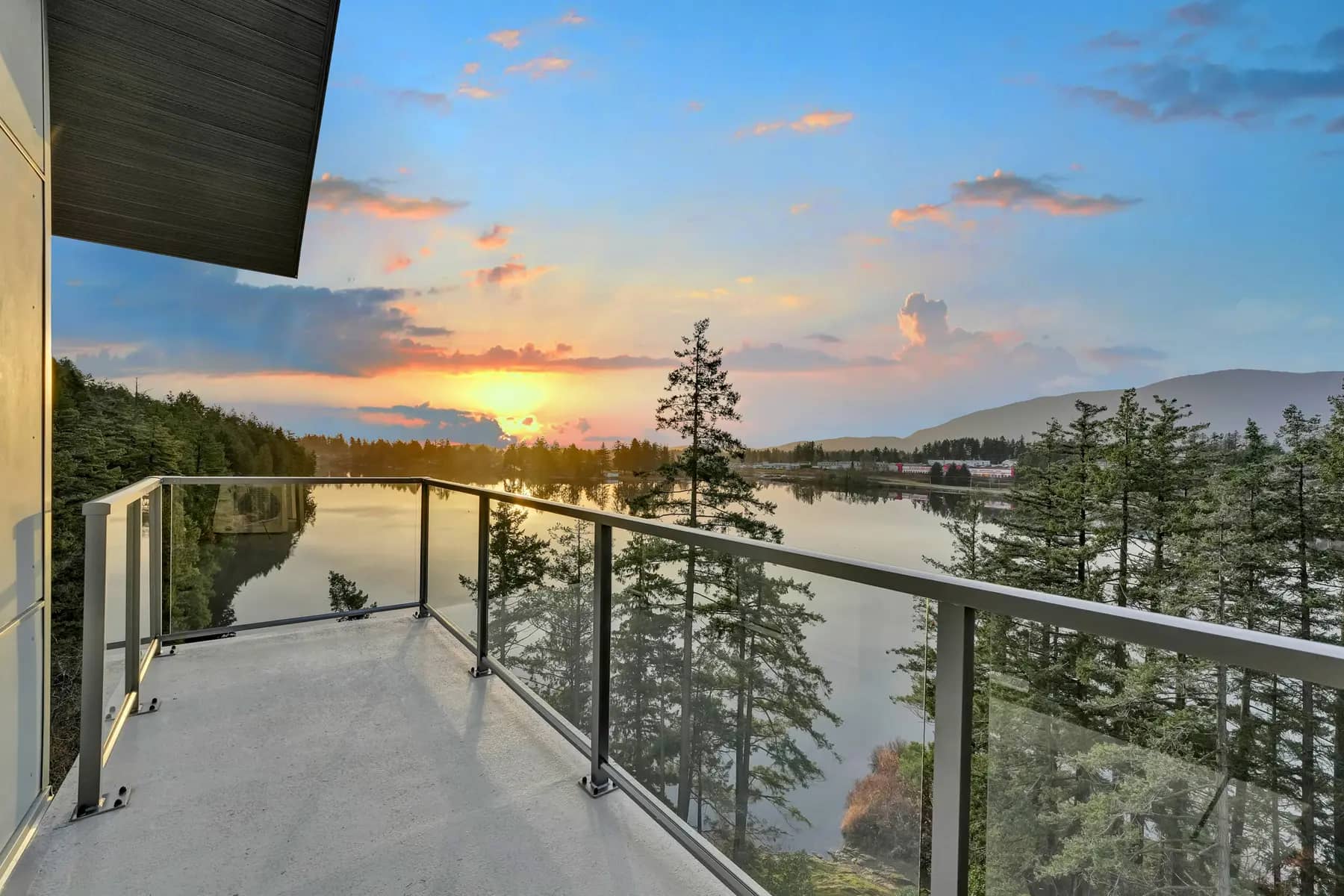 Balcony with stunning lake view at Edgewater by Chartwell / Balcon avec vue imprenable sur le lac à Edgewater par Chartwell