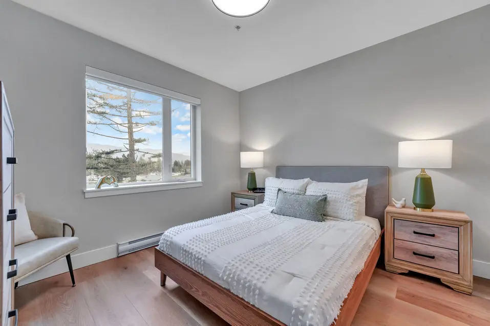 Bedroom with modern design and neutral tones at Edgewater by Chartwell / Chambre au design moderne et tons neutres à Edgewater par Chartwell