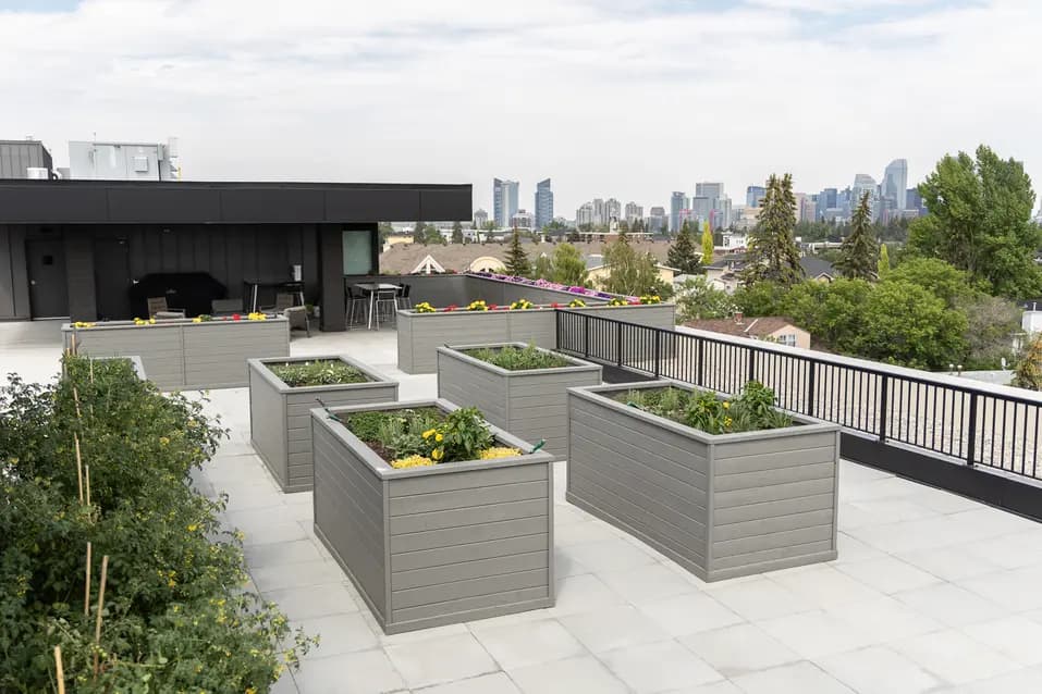 Rooftop patio with garden at Chartwell The Edward / Terrasse sur le toit avec jardin à Chartwell The Edward
