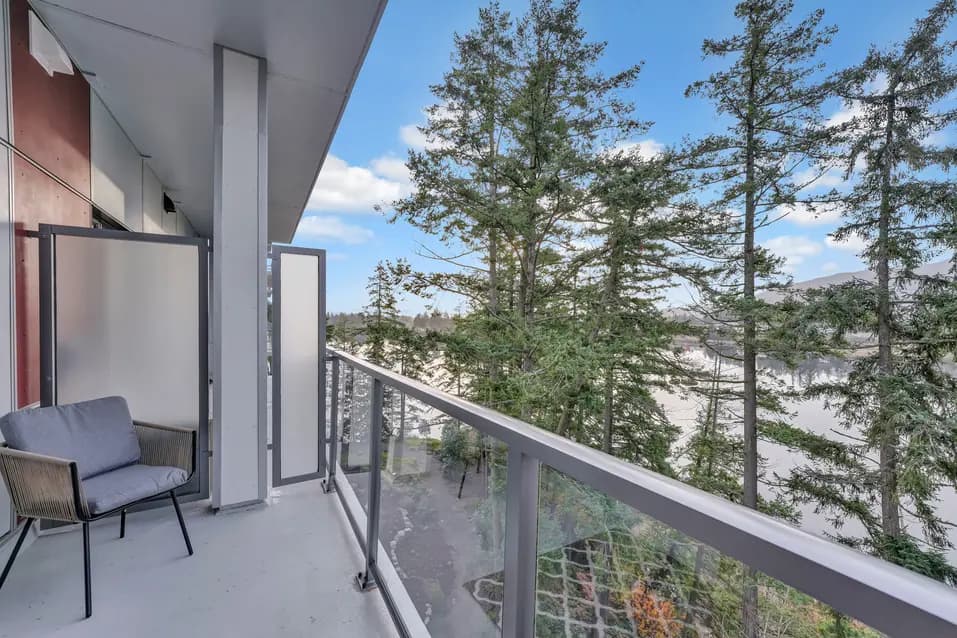 Private balcony with forest view at Edgewater by Chartwell / Balcon privé avec vue sur la forêt à Edgewater par Chartwell