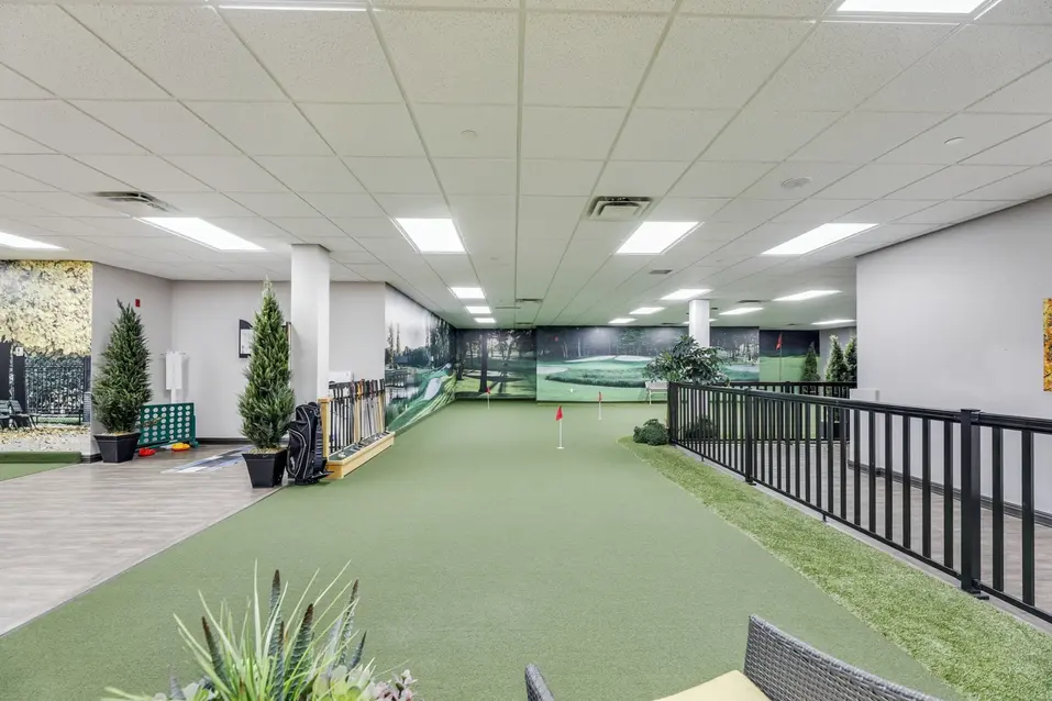 Indoor green at Chartwell Oxford Gardens / Terrain de golf intérieur pour s'entraîner au Chartwell Oxford Gardens