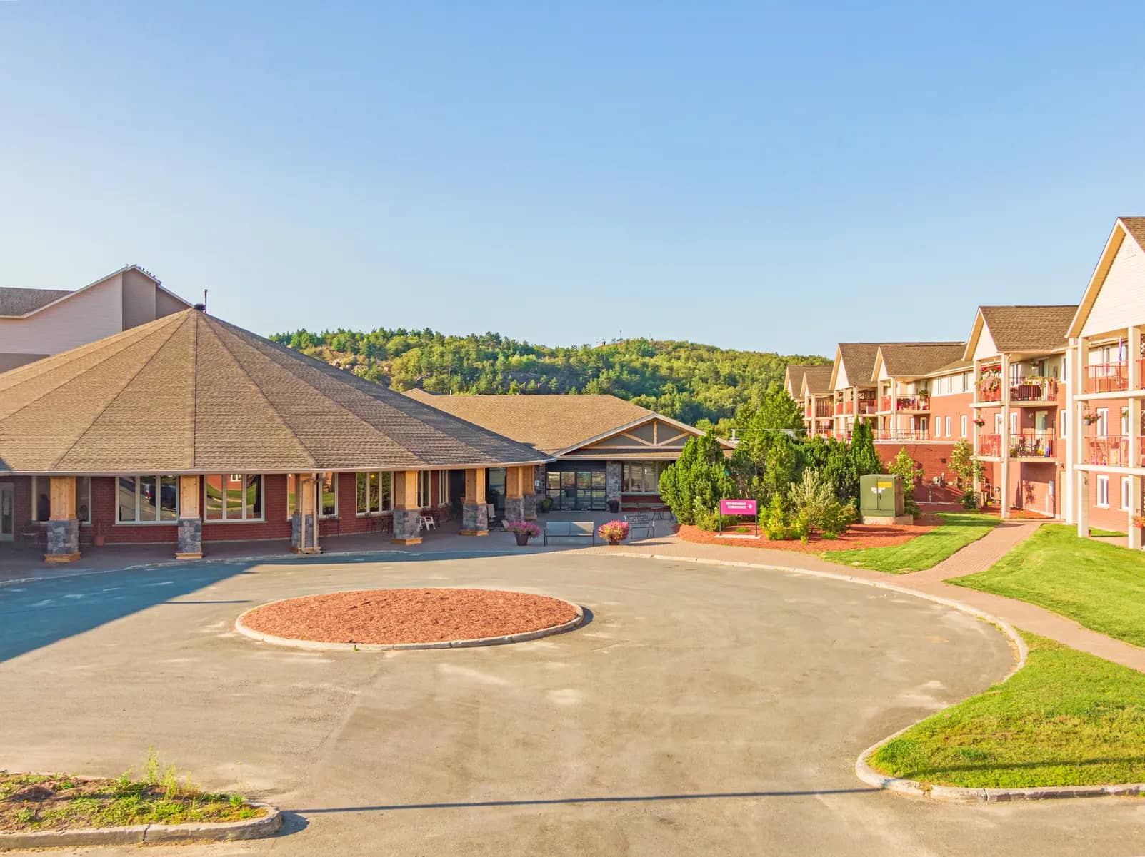Exterior entrance area with drive way at Chartwell Meadowbrook / Entrée extérieure avec allée à Chartwell Meadowbrook