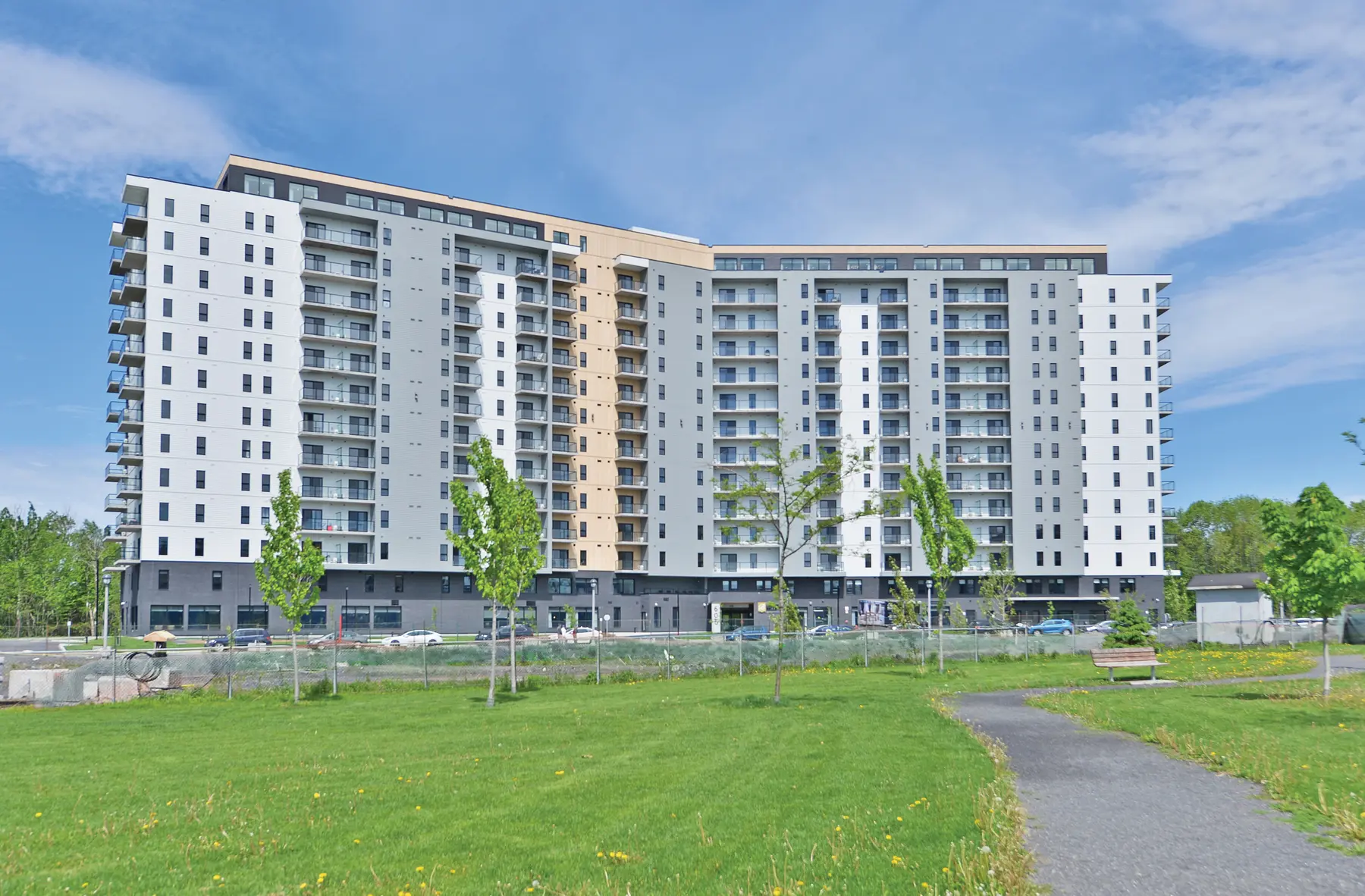 Immeuble résidentiel Chartwell Des Chutes avec balcons et espace vert / Chartwell Des Chutes residential building with balconies and green space