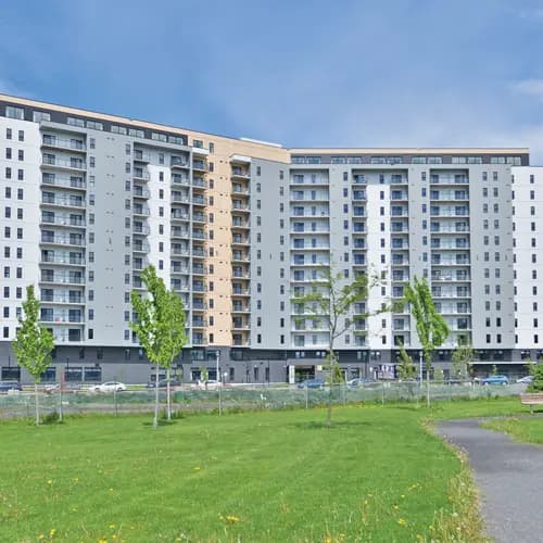 Immeuble résidentiel Chartwell Des Chutes avec balcons et espace vert / Chartwell Des Chutes residential building with balconies and green space