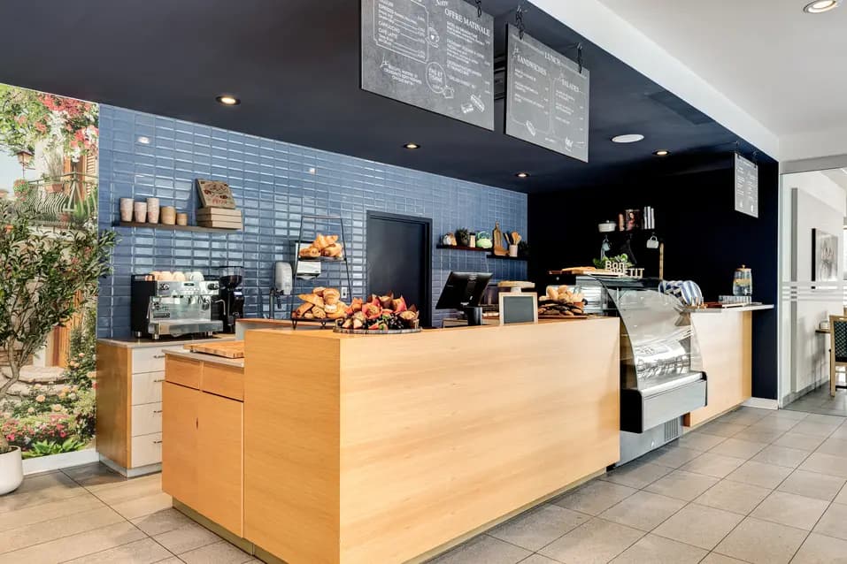 Comptoir de bistro moderne avec viennoiseries à Chartwell Panorama / Modern bistro counter with pastries at Chartwell Panorama