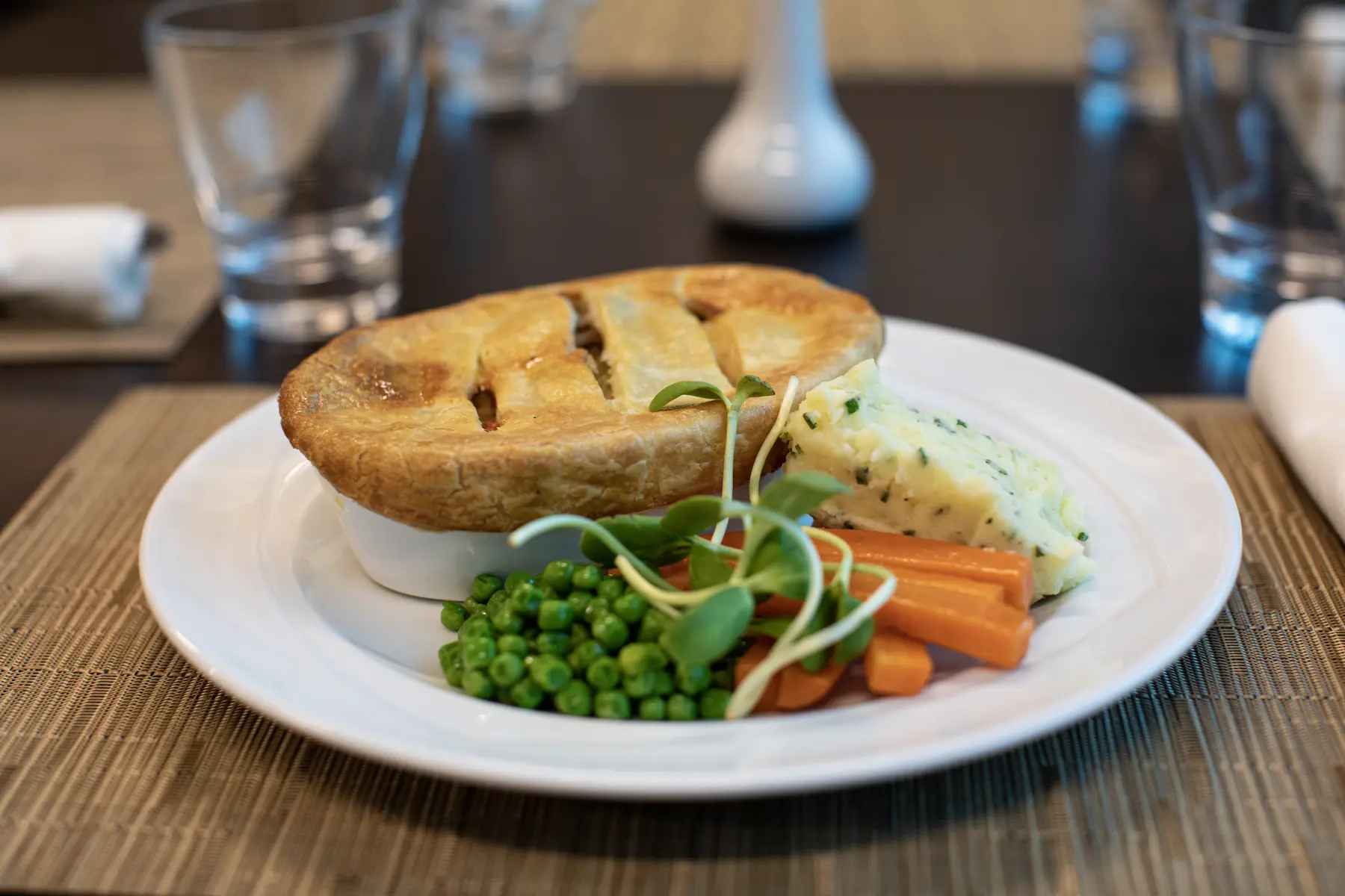 Chicken Potpie with mash potatoes, carrots and peas / Pâté de poulet avec purée de pommes de terre, carottes et petits pois