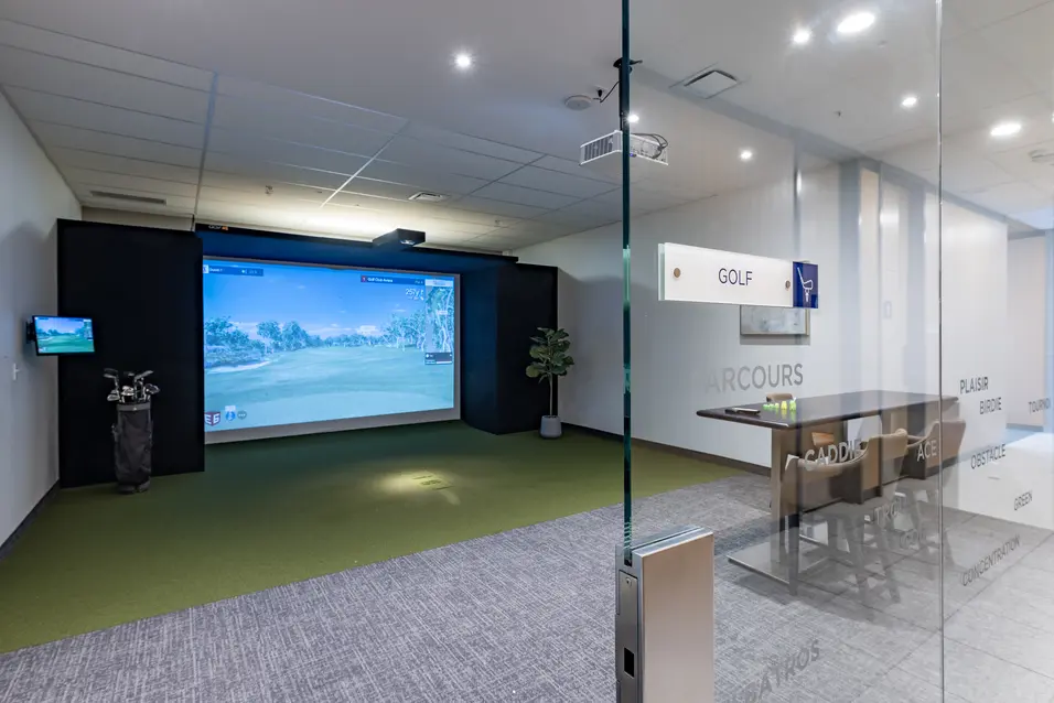 Terrain de golf intérieur à Chartwell Azalis / Indoor screen golf area at Chartwell Azalis
