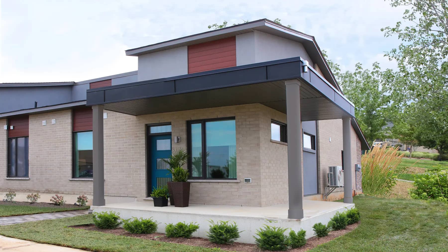 Modern villa exterior with covered entryway at Chartwell Riverstone Villa / Extérieur de villa moderne avec entrée couverte à Chartwell Riverstone Villa