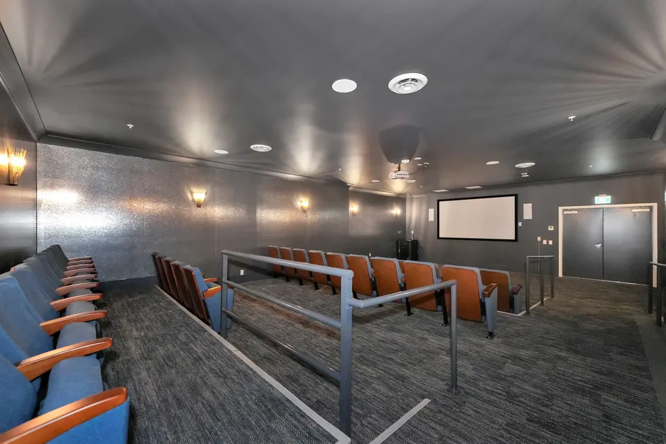 Private movie theatre with comfortable seating at Edgewater by Chartwell / Salle de cinéma privée avec sièges confortables à Edgewater par Chartwell