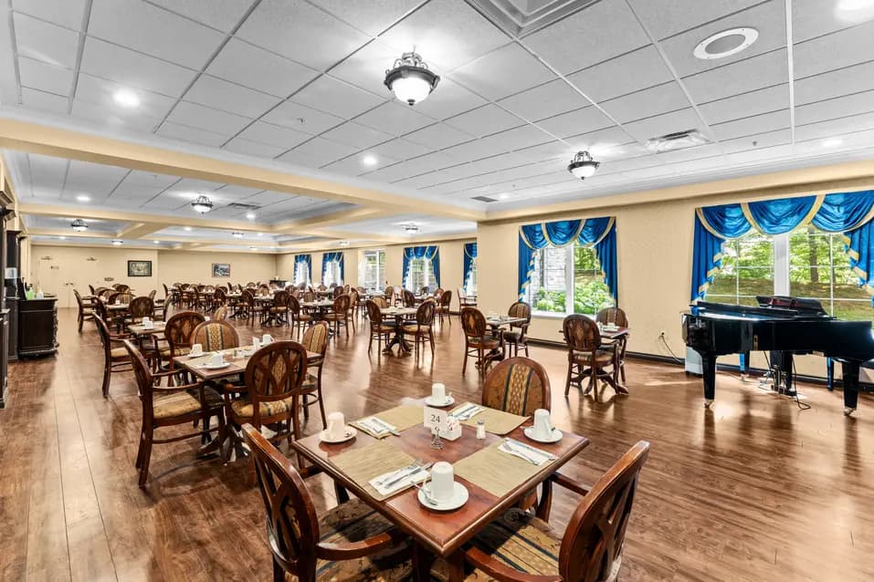 Dining room with grand piano at Chartwell Riverside / Salle à manger avec piano à queue à Chartwell Riverside
