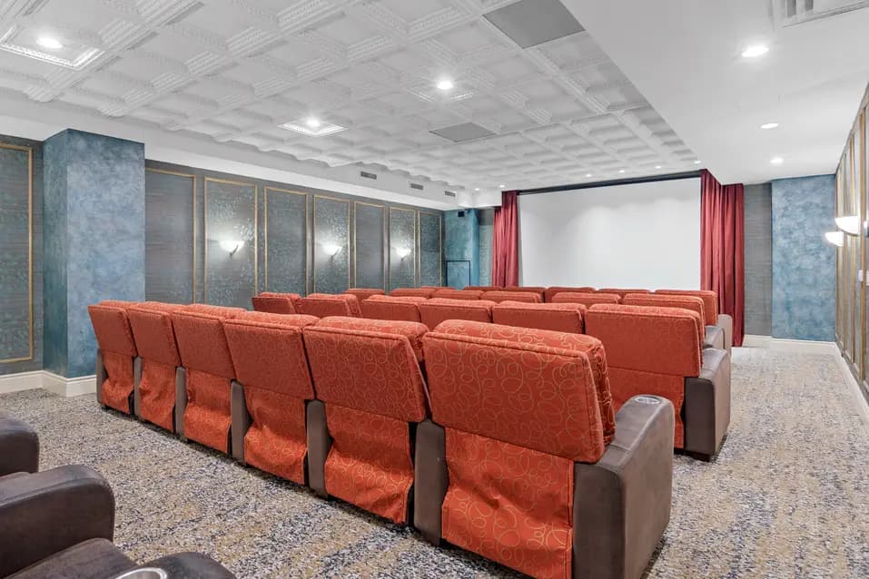Theater room with a projector screen at Chartwell Lord Lansdowne / Salle de théâtre avec écran de projection à Chartwell Lord Lansdowne