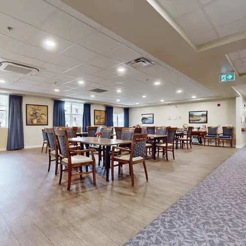 Common space with table and chairs at Chartwell Welland
