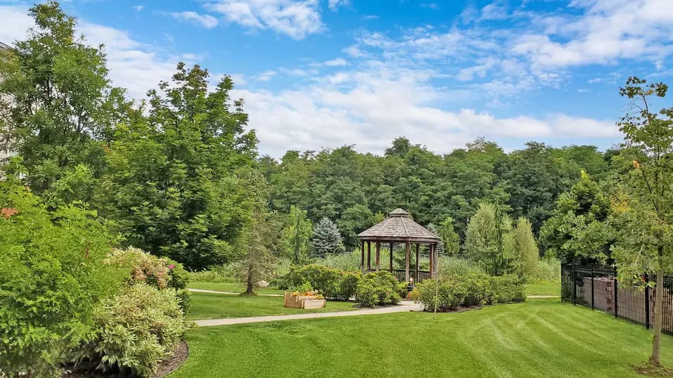 Exterior with gazebo at Chartwell Franklin Park