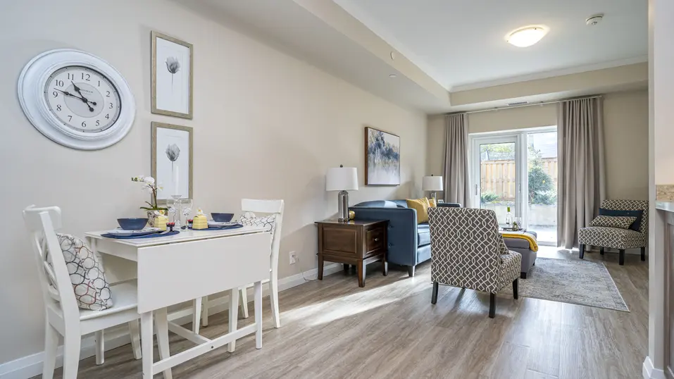 Living room at Chartwell Erinview / Salon à Chartwell Erinview
