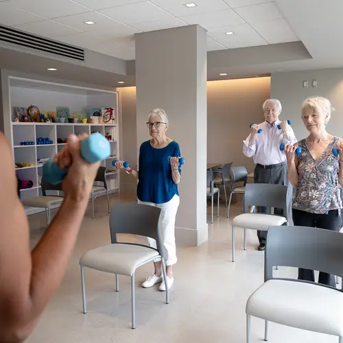 Residents are doing an exercise at Chartwell The Edward / Les résidents font de l'exercice à Chartwell The Edward