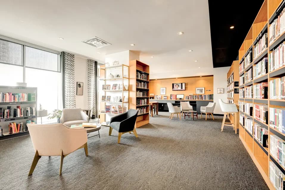 Salon bibliothèque avec sièges confortables et étagères à Chartwell Panorama / Library lounge with comfortable seating and shelving at Chartwell Panorama