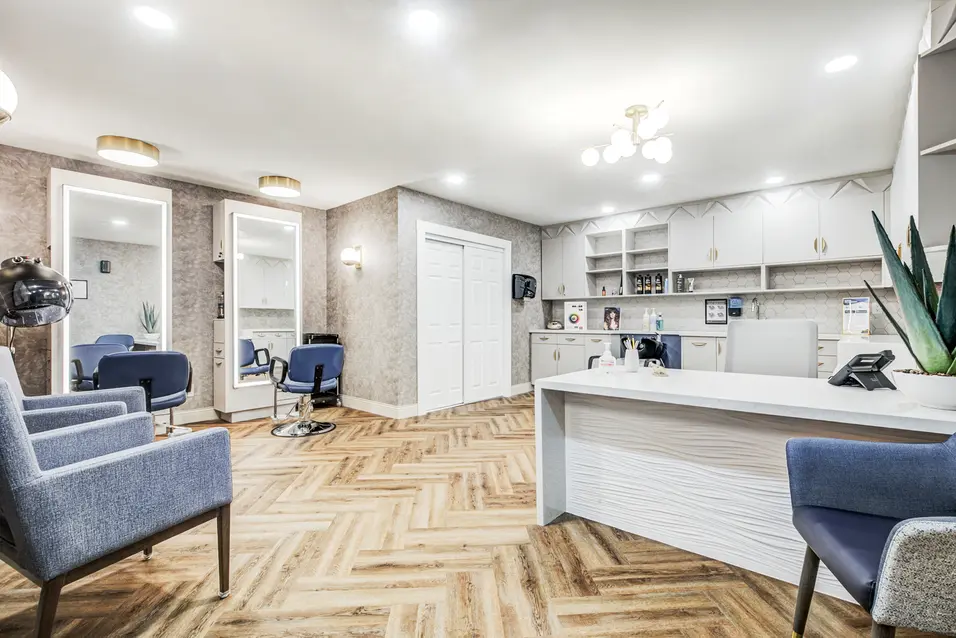 Full-service hair salon with styling stations at Chartwell ValleyVista / Salon de coiffure complet avec postes de stylisme à Chartwell ValleyVista