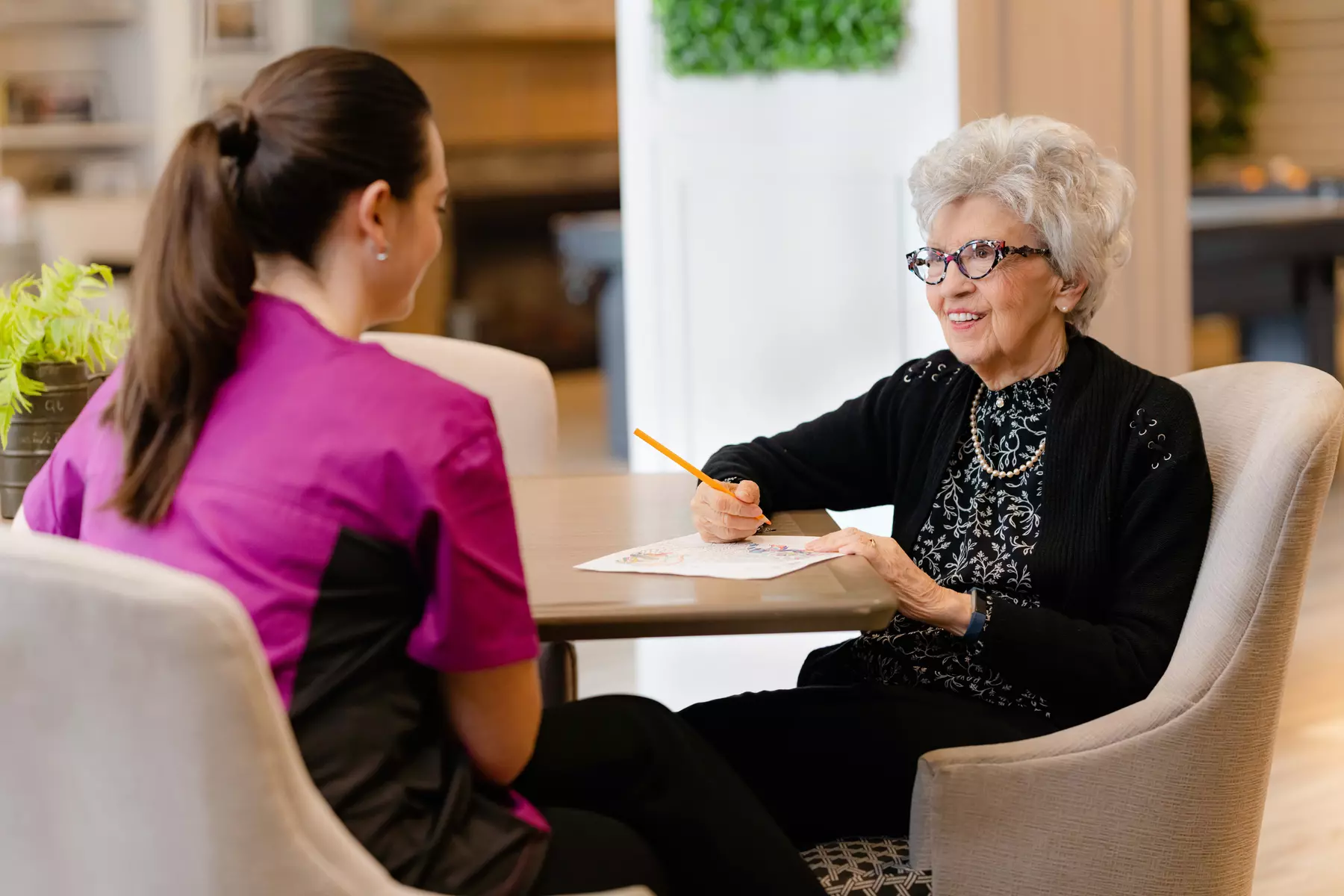 Chartwell staff chatting with the senior resident / Le personnel de Chartwell discute avec la résidente âgée