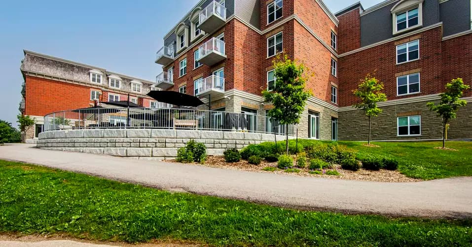 Exterior patio area and pathwalk at Chartwell Montgomery Village / Terrasse extérieure et sentier de promenade à Chartwell Montgomery Village