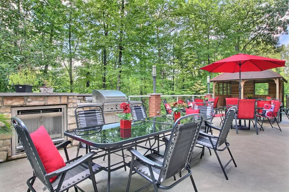 Aire de repas extérieur du Chartwell Manoir Saint-Jérôme résidence pour retraités.
