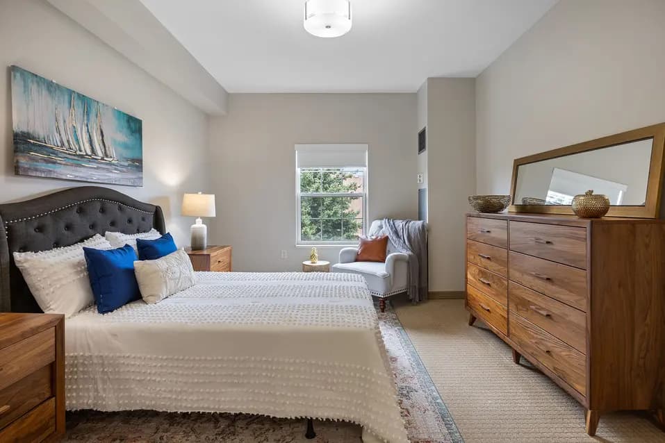 Bedroom with a window at Chartwell Orchards / Chambre avec fenêtre chez Chartwell Orchards