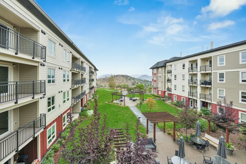 View of inner outdoor court area at Chartwell Ridgepointe / Vue de la cour intérieure extérieure de Chartwell Ridgepointe