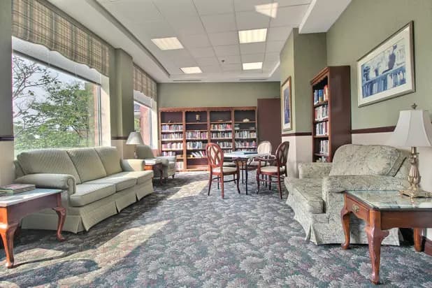 library at chartwell stillwater creek retirement residence / bibliothèque de la maison de retraite chartwell stillwater creek