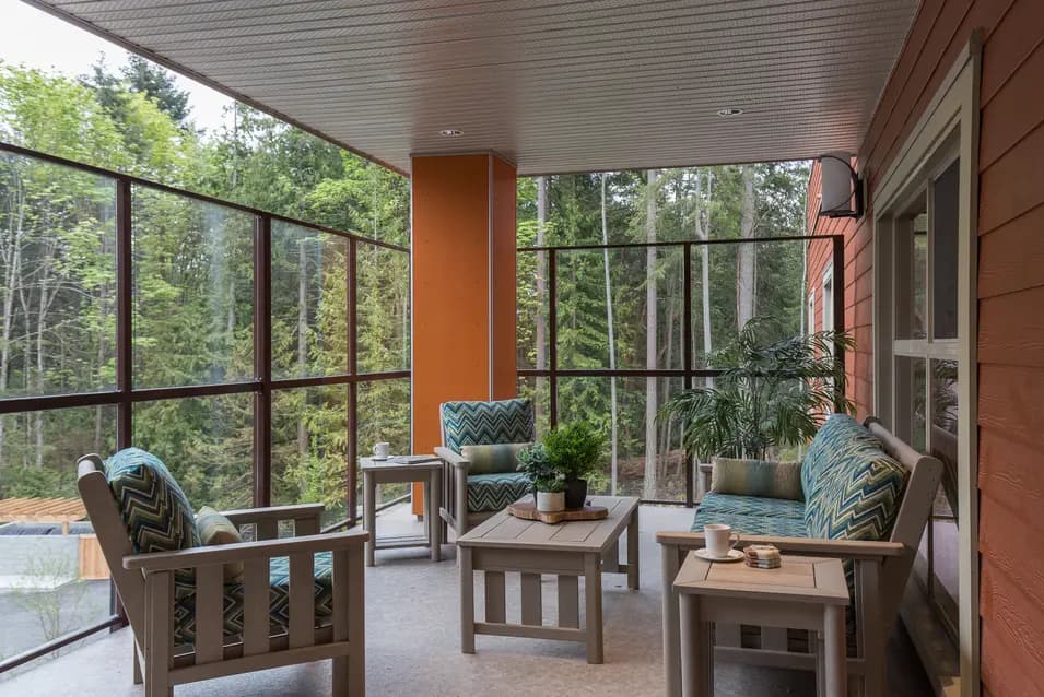 Balcony with patio furniture at Chartwell Edgewater Care Residence / Balcon avec mobilier de patio à la résidence de soins Chartwell Edgewater