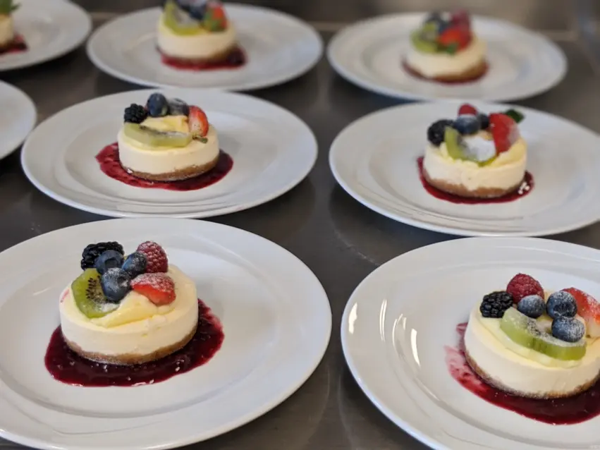 Dishes of cheese cakes decorated with fruits / Plats de gâteaux au fromage décorés de fruits