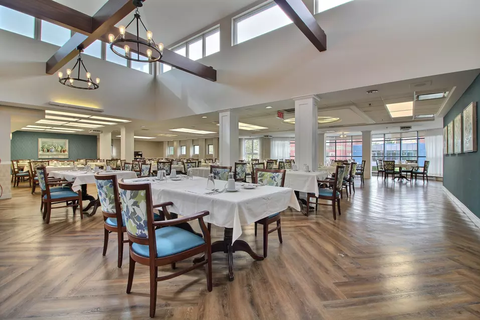 Salle à manger avec fenêtres et haut plafond Chartwell Oasis St-Jean résidence pour retraités
