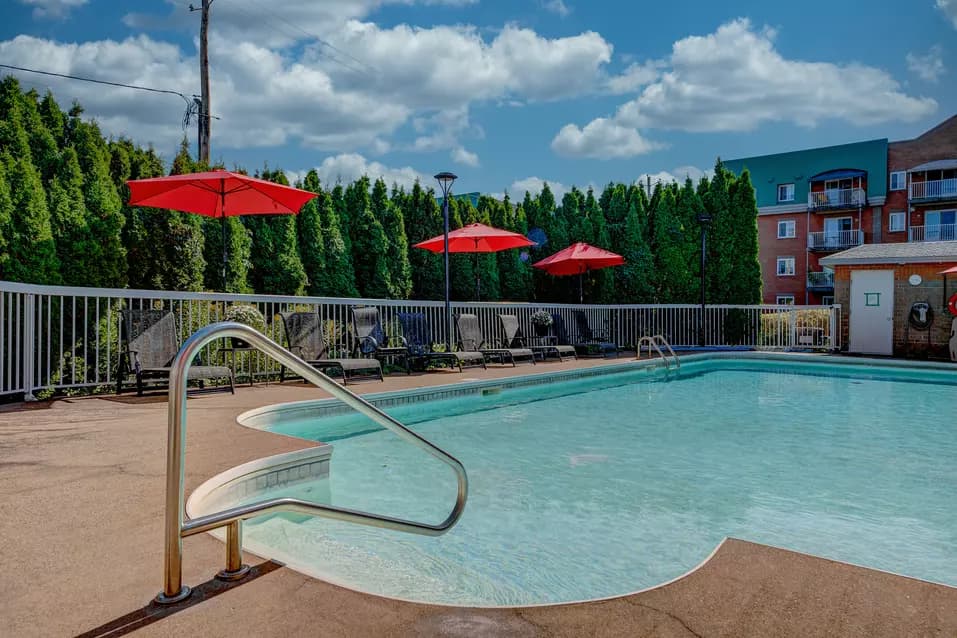 Piscine extérieur du Chartwell Manoir et Cours de l'Atrium résidence pour retraités.
