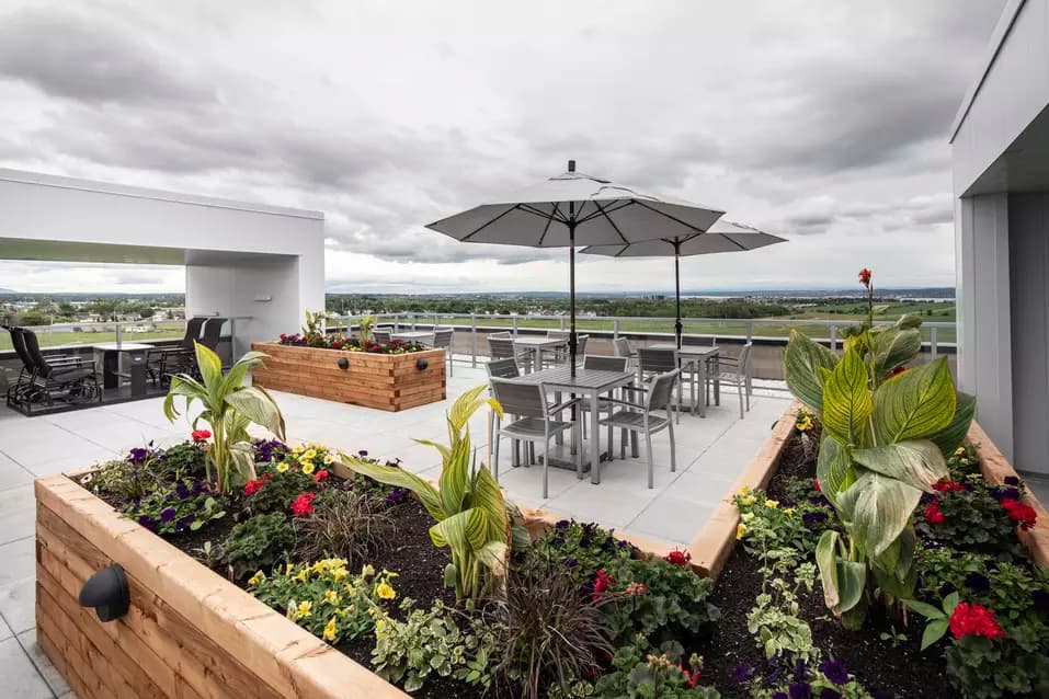 Terrasse sur le toît avec une belle vue Chartwell Trait-Carré résidence pour retraités