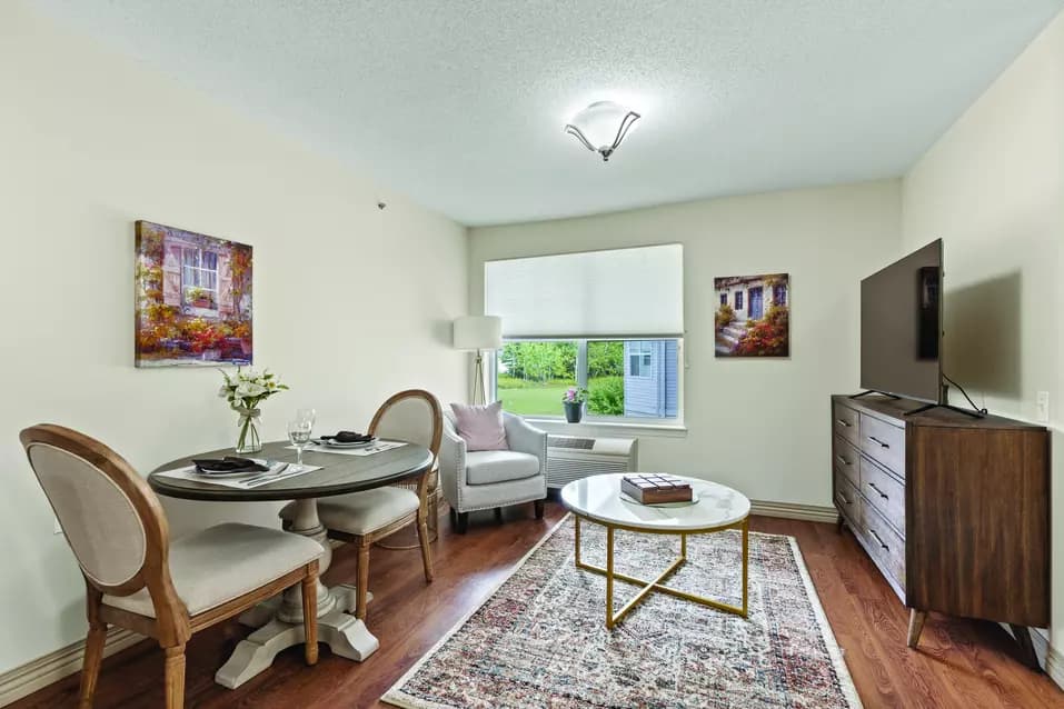 A suite interior of Chartwell Glacier Ridge Retirement Residence