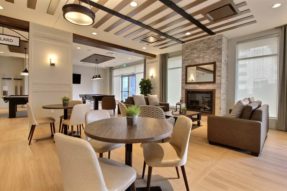 Foyer lounge Chartwell Le Prescott résidence pour retraités retirement residence fireplace