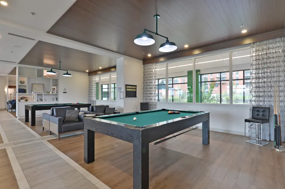 Billard au Jules-Verne / Billiards at Le Jules-Verne