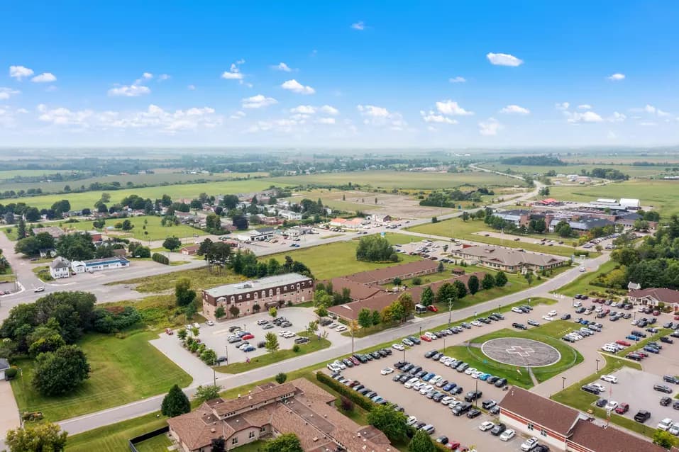 Drone shot of Chartwell Quail Creek and its neighbour / Prise de vue par drone de Chartwell Quail Creek et de son voisin