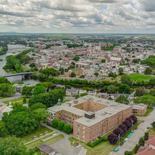 Vue des airs et de la rivière Chartwell Ste-Marthe résidence pour retraités