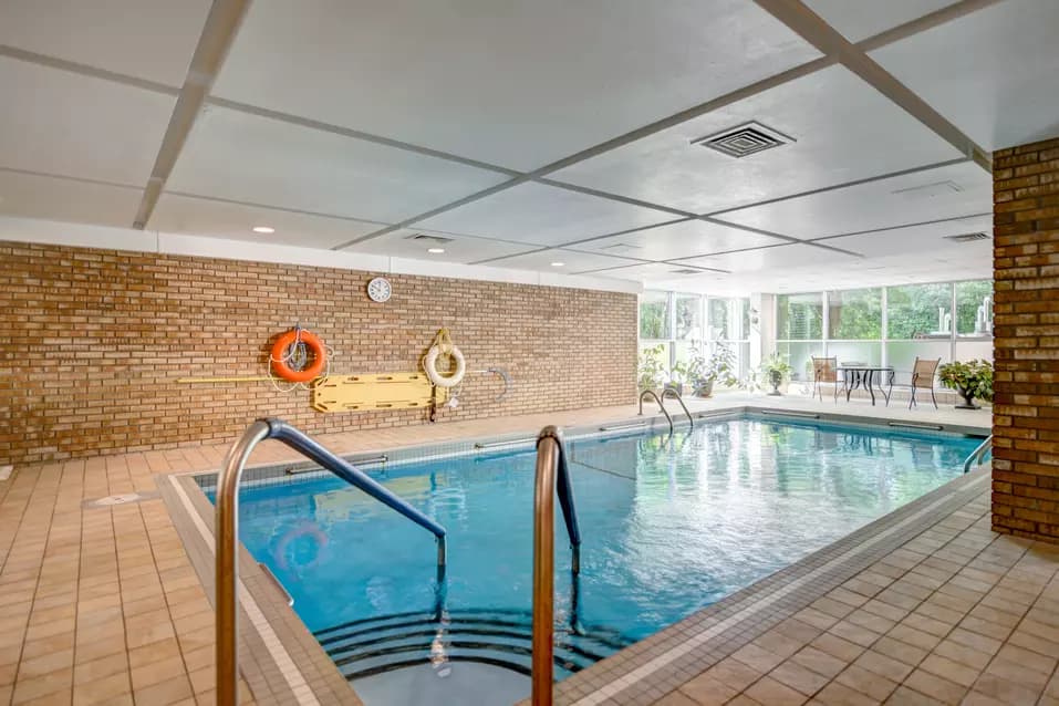Piscine intérieure à Chartwell Manoir Kirkland / Indoor pool at Chartwell Manoir Kirkland