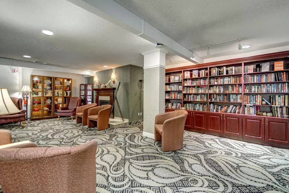 Bibliothèque de Chartwell Manoir Kirkland / Library at Chartwell Manoir Kirkland