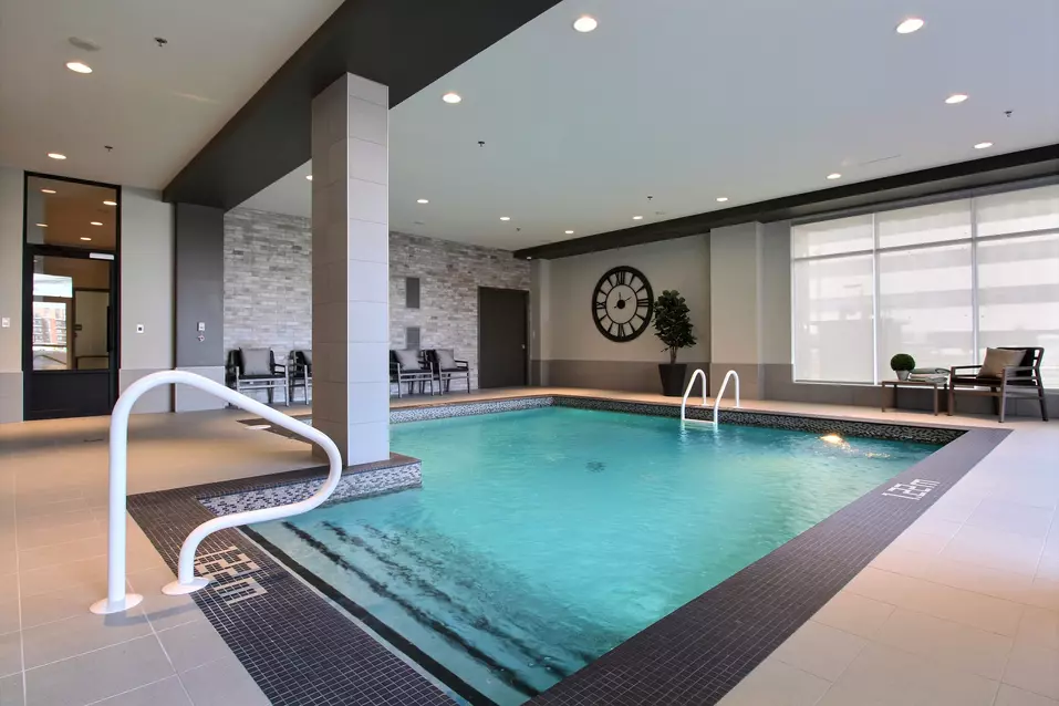 Piscine intérieure Chartwell Le Prescott résidence pour retraités retirement residence Interior pool