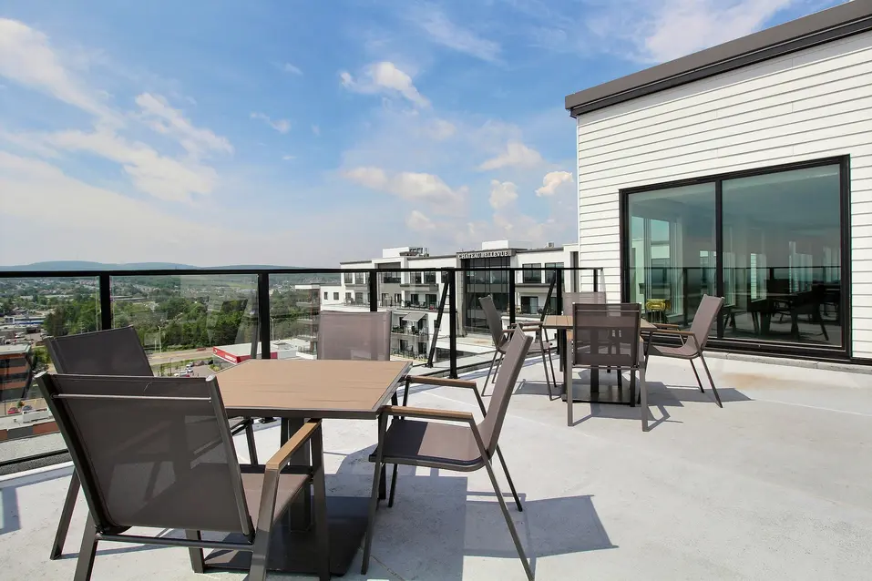 Terrasse sur le toit de Val-Bélair / Rooftop patio at Val-Bélair