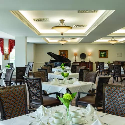 spacious and bright dining room at Chartwell Georgian Traditions Retirement Residence.