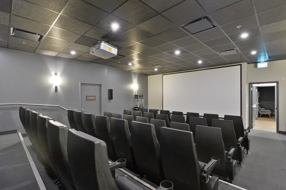Salle de théâtre au Jules-Verne / Theater room at Le Jules-Verne