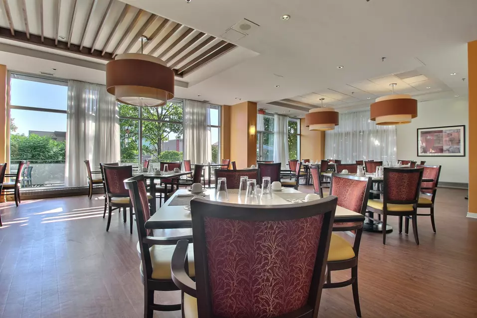 Salle à manger lumineuse Chartwell Jardins Notre-Dame résidence pour retraités retirement residence Dining room