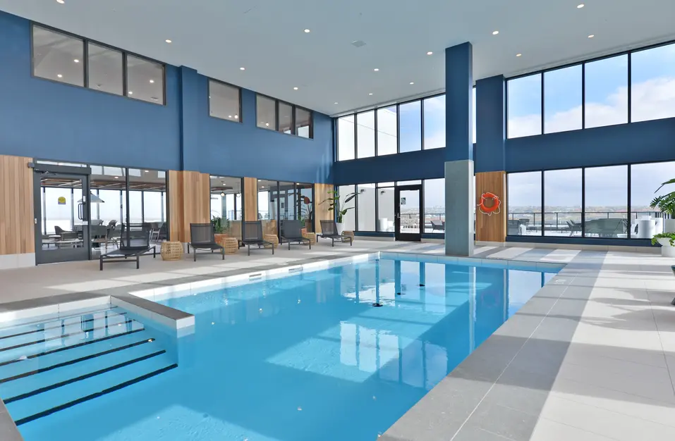 Piscine couverte à l'appartement Le Jules-Verne / Indoor pool at Le Jules-Verne Apartment