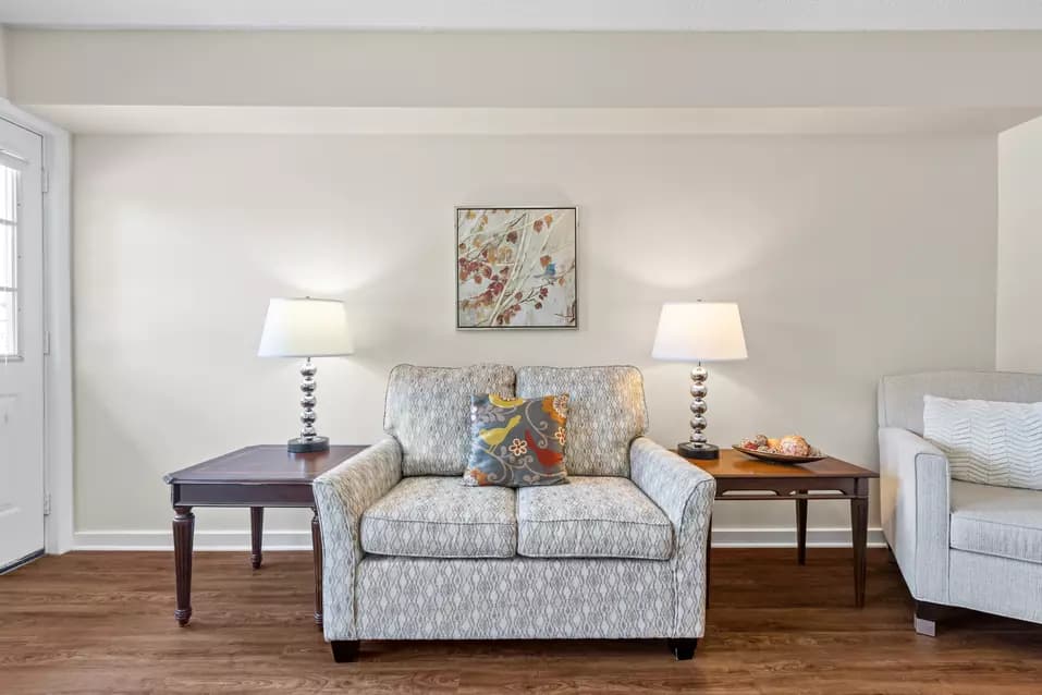 A sofa in a living room at Chartwell Pinewood / Un canapé dans un salon à Chartwell Pinewood