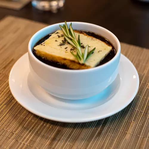 French onion soup for starters / Soupe à l'oignon pour les entrées